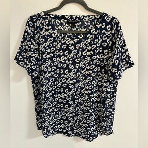 Banana Republic | Blue Leopard Short Sleeve Blouse w/ Side Slit | Size Small